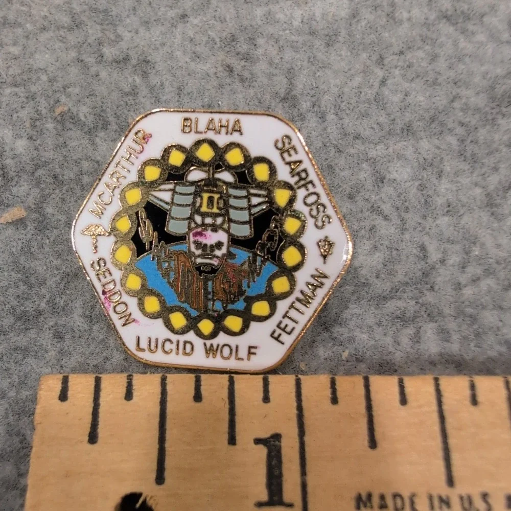 NASA STS-58 Space Shuttle Columbia Lucid Wolf Mission Enamel Lapel Pin VG+ - Picture 2 of 4